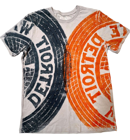 Detroit Baseball Fan Manhole Cover T-Shirt. Navy Blue & Orange Tire Print on Light Grey