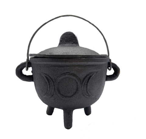 4.5 cast iron cauldron with lid on