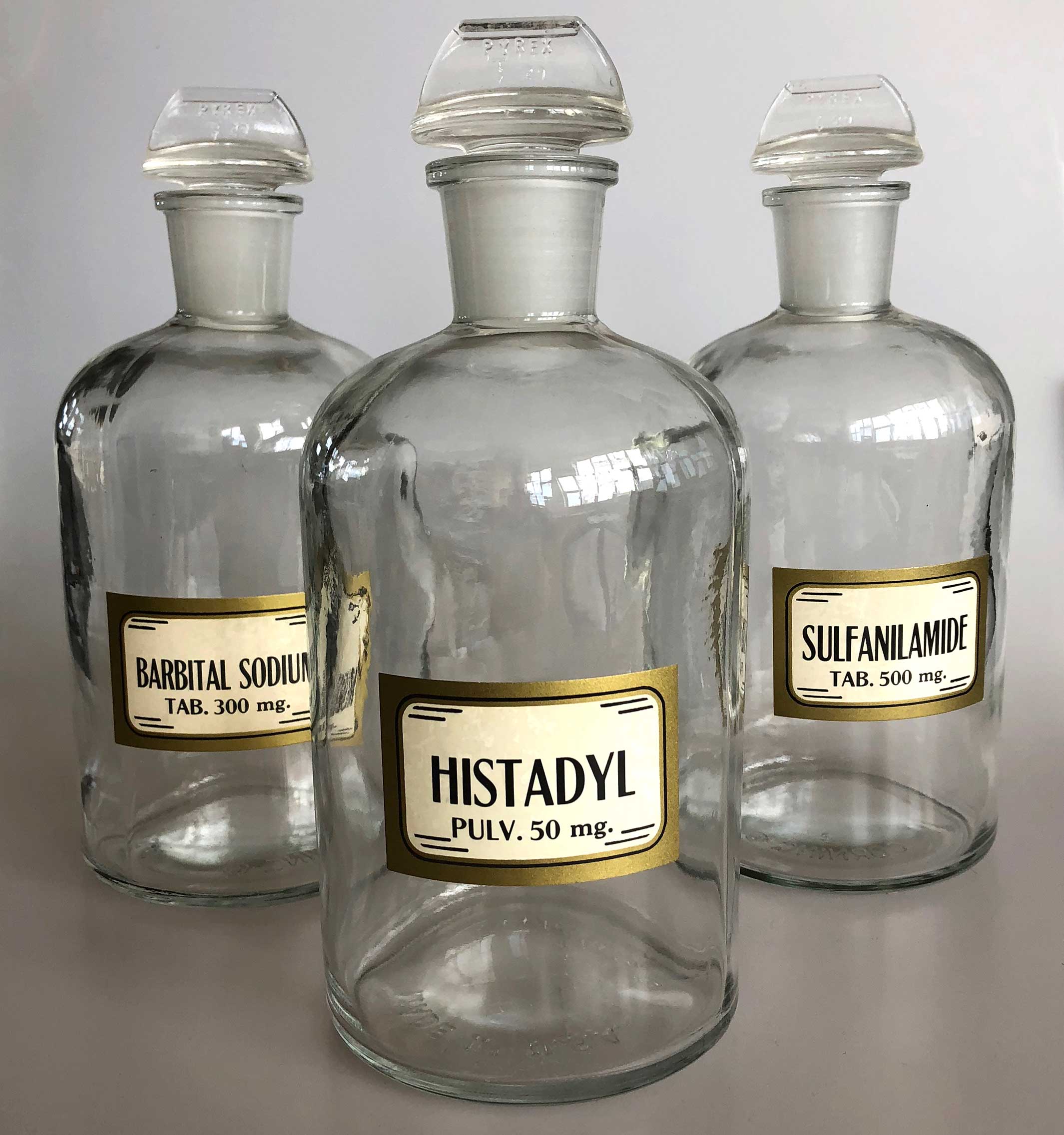 https://welldonegoods.com/cdn/shop/products/apothecary_bottles_vintage_well_done_goods-web.jpg?v=1605331843